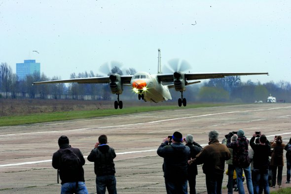 На столичному аеродромі ”Святошин” випробували Ан-132Д – перший український літак без російських запчастин. Його можна використовувати для перевезення вантажів, десантування військових, гасіння пожеж. Розвиває швидкість до 500 кілометрів за годину
