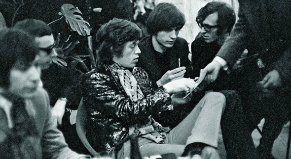 Лідер британського гурту The Rolling Stones Мік Джаґґер роздає автографи в холі готелю ”Європейський” у Варшаві, квітень 1976 року