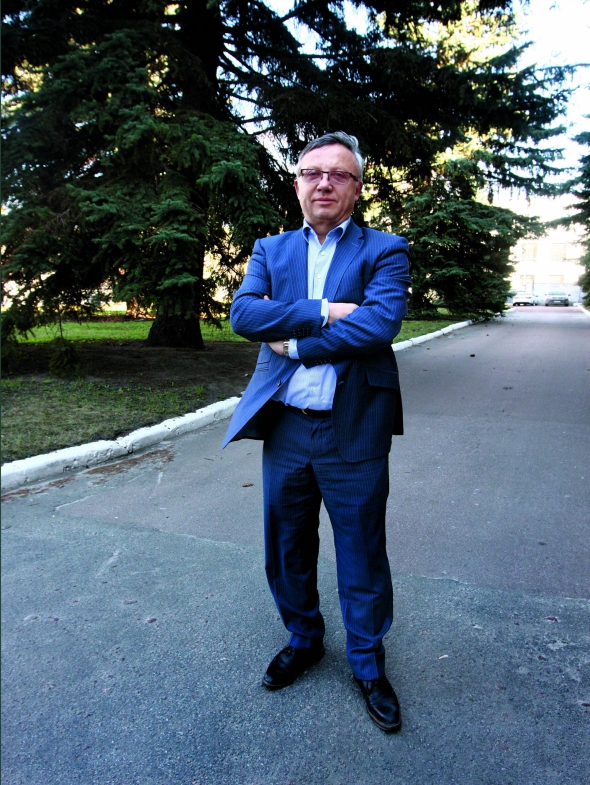 Олександр САВЧЕНКО, 58 років, професор, економіст, банкір. Народився в смт Знам’янка Друга Кіровоградської області. Закінчив із відзнакою Київський інститут народного господарства за спеціальністю ”планування промисловості”. Там же викладав, займався науковою роботою. Працював у Гарвардському університеті в США та Лондонській школі економіки у Великій Британії. 1991-го – заступник першого голови Національного банку України Володимира Матвієнка. У Лондоні був виконавчим директором Європейського банку реконструкції та розвитку. 1997-го спільно з банком ”Аваль” та Міжнародною фінансовою корпорацією створив і очолив банк ”Австрія Кредитанштальт Україна”. Згодом заснував і став головою правління ”Міжнародного комерційного банку”. Із 2005-го – заступник голови НБУ Володимира Стельмаха. Працював заступником міністра фінансів. 2010-го, після перемоги Віктора Януковича на президентських виборах, залишив посаду. Ректор Міжнародного інституту бізнесу. Автор та співавтор чотирьох монографій і понад 400 статей на економічні й банківські теми. Готує до друку книжку ”Антиукраїнець”. 10 років захоплюється тенісом. Дружина Анна – дитячий тренер із тенісу. Мають двох дітей – Надію і Володимира