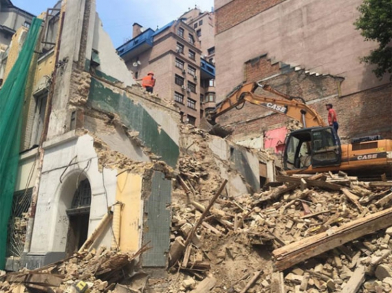 На улице Мельникова в Киеве разрушили двухэтажный особняк начала XX века, который официально считался памятником архитектуры