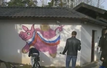 Активисты нарисовали свинью на входе во двор Гонтаревой