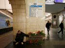 Чоловік плаче на станції санкт-петербурзького метро ”Технологічний інститут”, де 3 квітня стався теракт