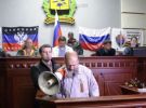 На трибуну поднялся кинолог 51-летний Владимир Макович. Он зачитал в Донецке "декларацию о государственной независимости ДНР"