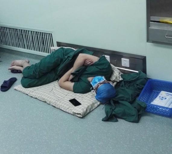 Хірург заснув на підлозі 