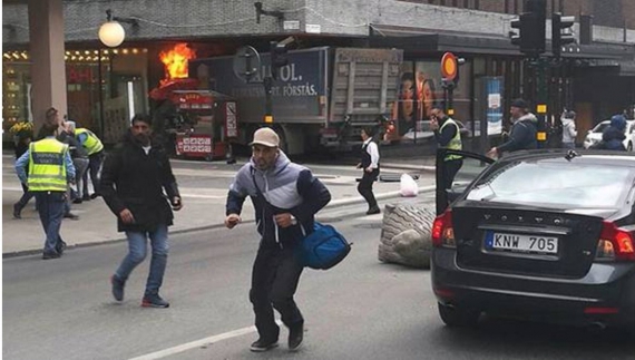 В Стокгольме грузовик врезался в толпу