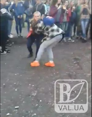 Студентка побила школярку