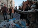 Киевляне на знак протеста принесли купу мусора к центральному офису ДТЕК