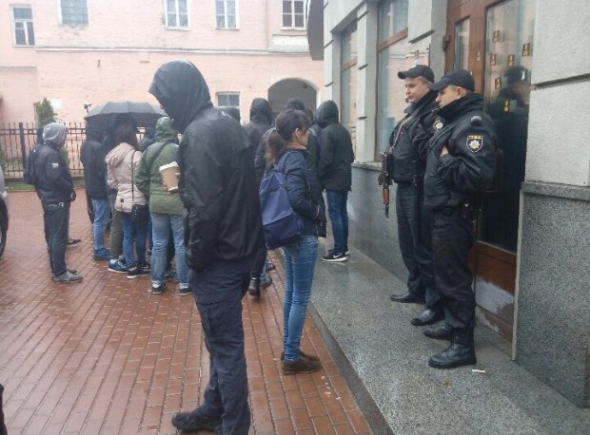 Здание представительства Россотрудничества в Киеве заблокировали Активисты "Национального корпуса".
