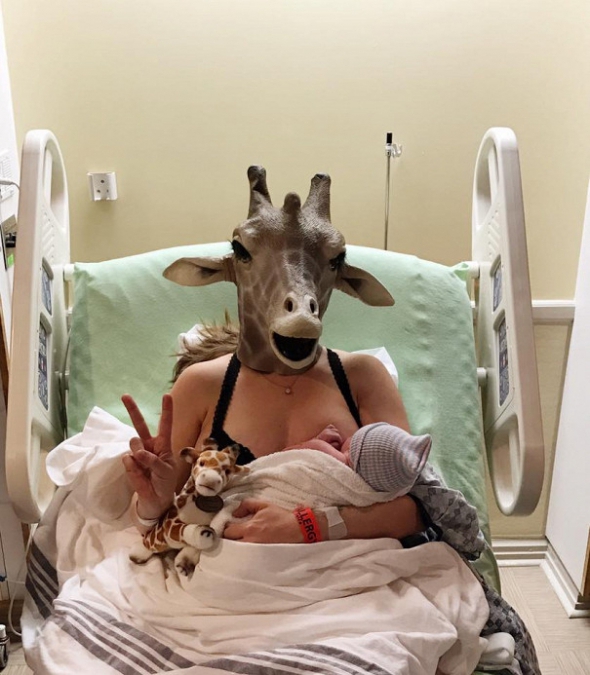 Беременная в маске жирафа перед четвертыми родами