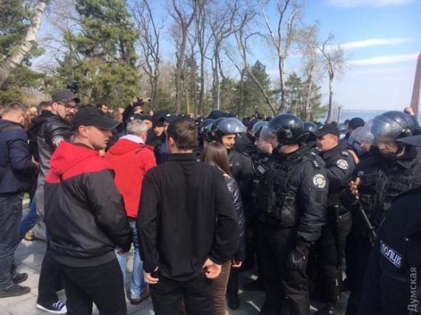 Возле памятника Неизветному матросу произошла драка между националистами и полицией