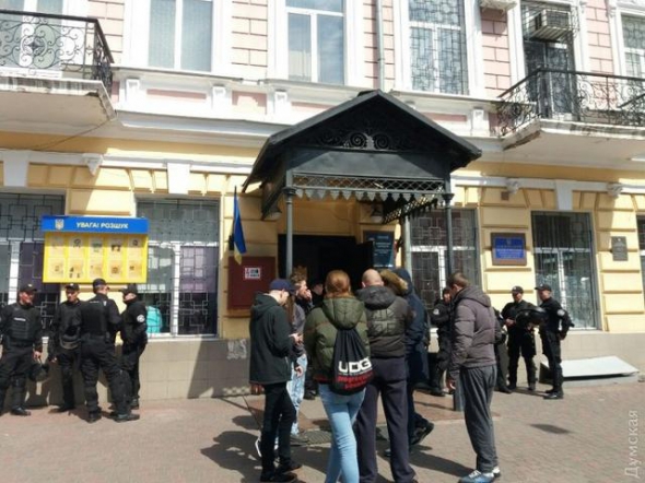 Возле памятника Неизветному матросу произошла драка между националистами и полицией