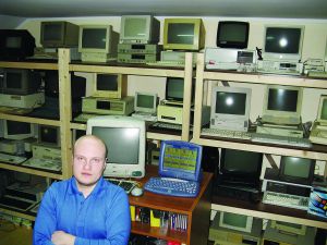 Олесь Майгутяк зайняв старими комп’ютерами дві кімнати свого будинку в Івано-Франківську