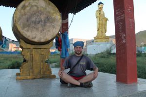 Борис Крімер сидить на території буддистського храму в Монголії. Подорожував країною з друзями. Гостювали в кочових пастухів