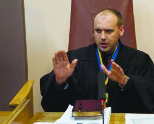 Суддею Солом'янського районного суду Києва Олександр Бобровник працює 10 років