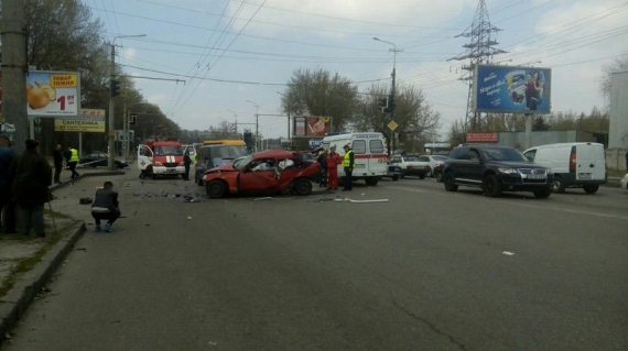 Потрійне ДТП у Дніпрі: один водій загинув на місці, ще один у важкому стані в лікарні