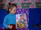 Дочь Мария держит фото отца Сергея Глондаря.