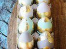 Яйца на Пасху покрывают дешевым золотом