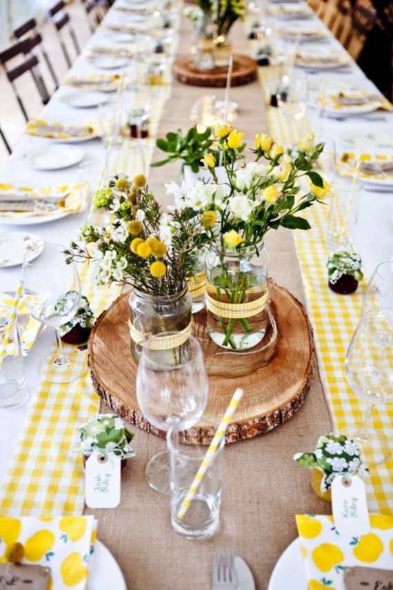 Пасхальный стол украшают цветами и бумажными гирляндами