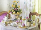 Пасхальный стол украшают цветами и бумажными гирляндами