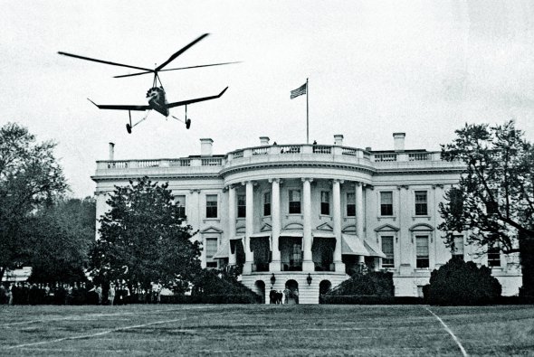 22 квітня 1931 року на галявині перед Білим домом у Вашингтоні приземлився автожир – невеликий гвинтокрилий літальний апарат. Джеймс Рей здійснив несанкціонований політ задля реклами цього пристрою. Охорона хотіла відкрити вогонь. Проте президент США Герберт Гувер (1874–1964) привітав пілота і вручив йому подарунок