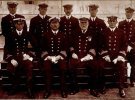 На Титанике было семь офицеров - трое старших и четверо младших. Капитаном Титаника был назначен Эдварда Джона Смита - английского мореплавателя с большим опытом