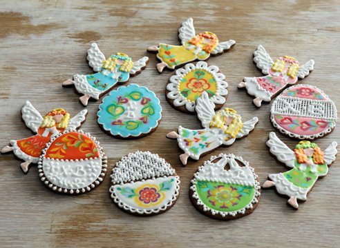 Печенье разрисовывают айсингом