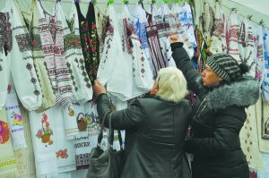 12 квітня на львівському ринку ”Вернісаж” жінки вибирають вишиті сорочки ручної роботи. Найдешевша коштує 2500 гривень. Льняні, вишиті бісером продають по 6500