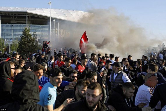 Фанаты «Бешикташа» устроили беспорядки на матче против “Лиона”