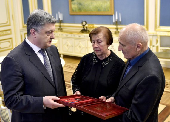 Президент 10 квітня вручив "Золоту Зірку" батькам Василя Сліпака