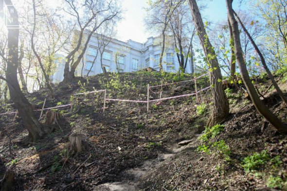 Две недели назад на склоне Киевской горы появились ограничивающие ленты