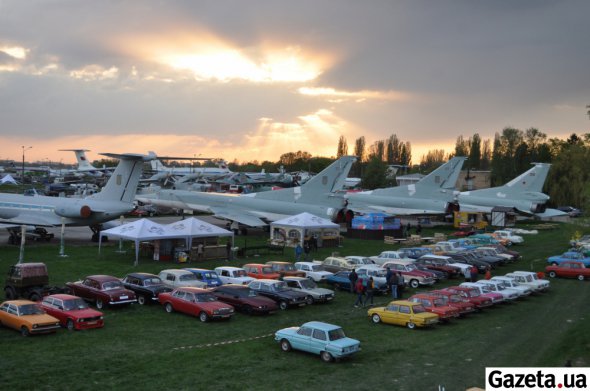 900 автомобілів виставлять під крилами 90 цивільних і військових літаків Державного музею авіації