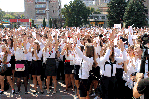Близько 500 учнів танцювали, щоб підтримати переселенців зі Сходу та Криму.