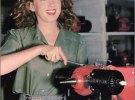 Норма Джин Бейкер на фабрике Van Nuys CA. Вскоре она станет известна как Мерилин Монро 
