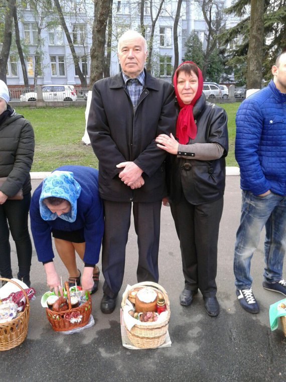 Освячення великодніх кошиків у Володимирському соборі в Києві