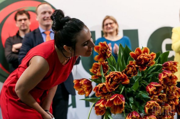 Джамала возле нового сорта тюльпанов, названых в ее честь 