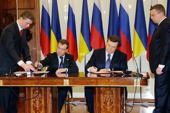 Янукович и Медведев подписывают "Харьковские соглашения". 21 апреля 2010 год