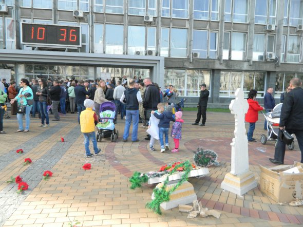 8 квітня 2016 рік. Понад 300 людей пікетували Вінницьку міськраду аби скасували рішення будувати кладовище навпроти їхнього мікрорайону “Академічний”