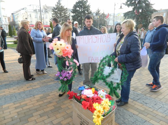 8 квітня 2016 рік. Понад 300 людей пікетували Вінницьку міськраду аби скасували рішення будувати кладовище навпроти їхнього мікрорайону “Академічний”