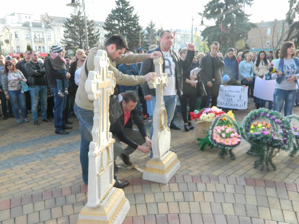 8 квітня 2016 рік. Понад 300 людей пікетували Вінницьку міськраду аби скасували рішення будувати кладовище навпроти їхнього мікрорайону “Академічний”