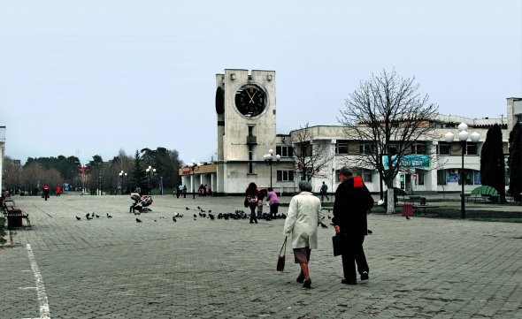 Люди годують хлібом голубів на центральній площі Славутича. У місті 25 тисяч мешканців. Їх середній вік 32–35 років