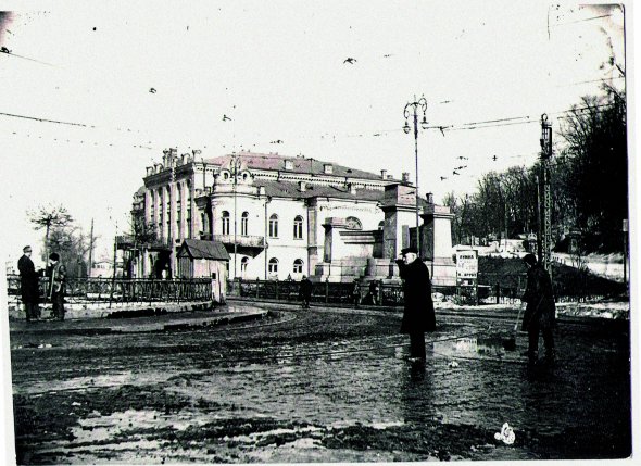 Будівля купецького зібрання у Києві, початок ХХ століття. Тепер тут розташовано центральний корпус Національної філармонії
