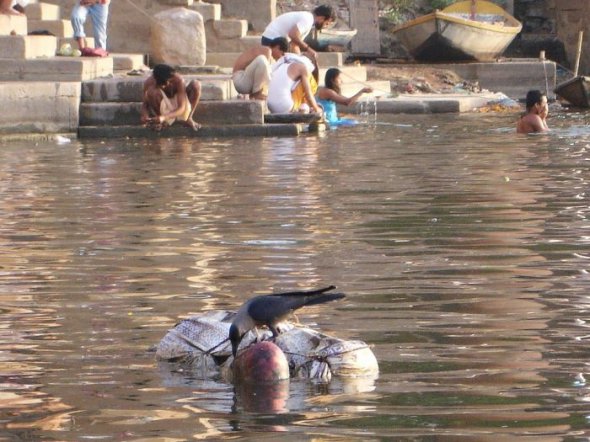 Ідеальним місцем смерті індуси вважають береги священної ріки Ганг