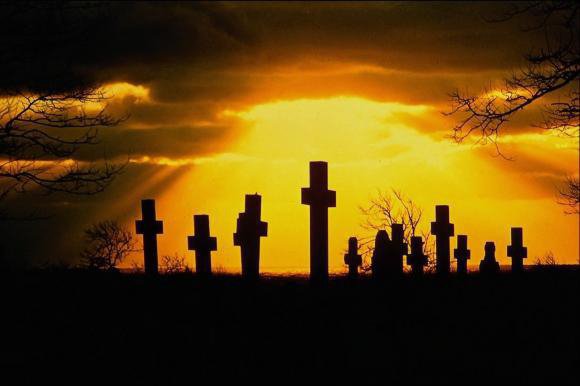 За тиждень до Великодня у багатьох регіонах України відзначали Мертвецький Великодень або Навський. Одним із проявів цього звичаю, вже поєднаним із християнством, є теперішні гробки, коли люди відвідують могили родичів