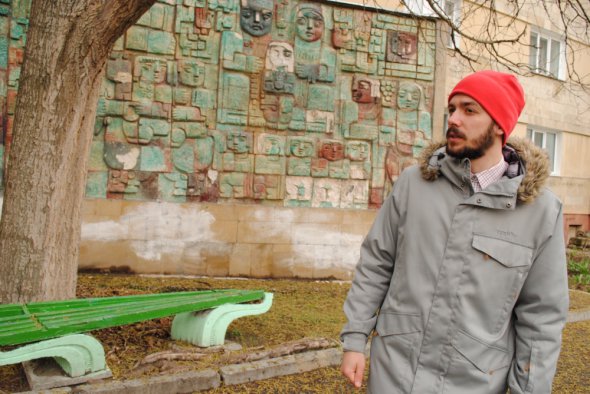 Работник отдела международного сотрудничества и информации ЧАЭС Дмитрий Корчак показывает бетонное панно в Ереванском квартале Славутича