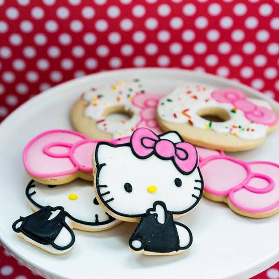 Сладости Hello Kitty подают к кофе