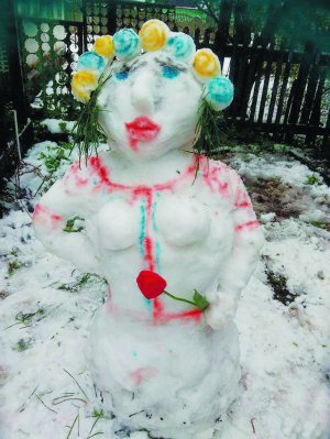 Сніговика з тюльпаном зліпили жителі Дніпра. Через снігопади 19 квітня в місті відмінили навчання у школах