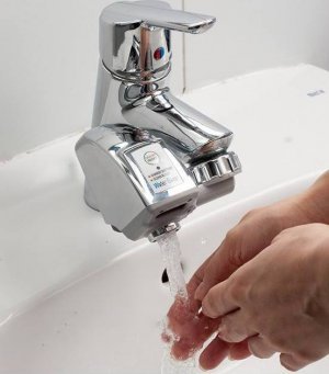 Електрон­ні змішувачі води ставлять у ванних кімнатах і на кухнях. Виставляють потрібну температуру і струмінь води