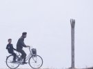 Солдат едет на велосипеде возле Синыйджу, 15 апреля 2017 года