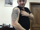 Главный военный прокурор Анатолий Матиос показал татуировку журналистам