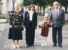 Валентина і Вадим Гетьман разом з дочкою Іриною ведуть свою внучку Маринку у перший клас. 1 вересня 1997 року